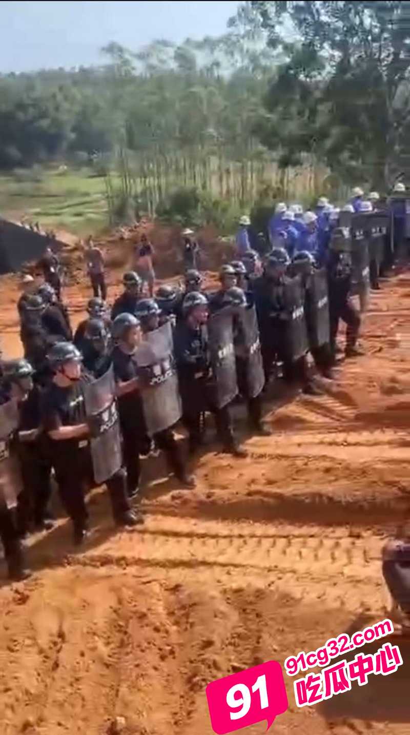 广西钦州钦南区那彭镇白沙村 对峙抗议执法人员霸占土地强行开工並发生冲突！