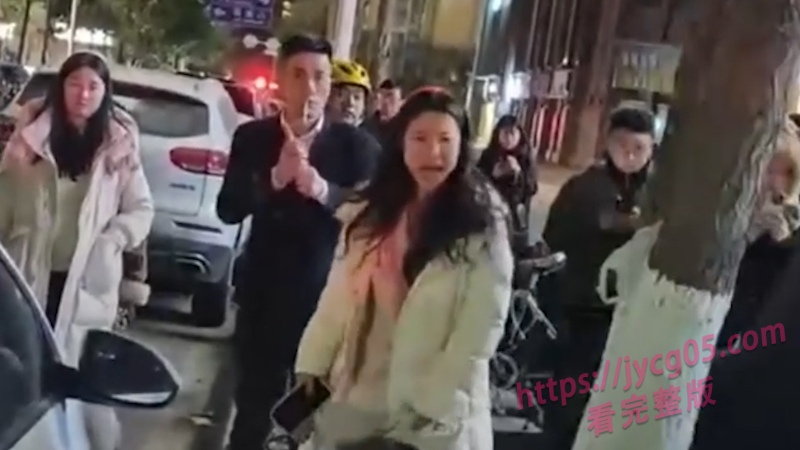 婚姻翻车现场！已婚女偷情被撞破 情人逃走她独面对老公怒火！ 配图2