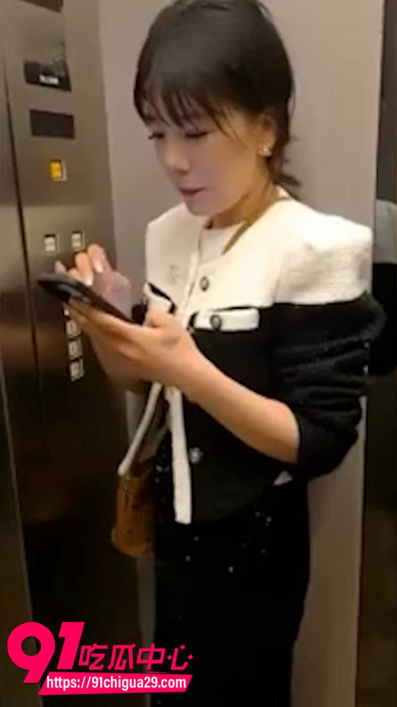 短发少妇电梯表面镇定 骚穴却被高频跳蛋疯狂震动 小香风优雅御姐私下竟如此反差