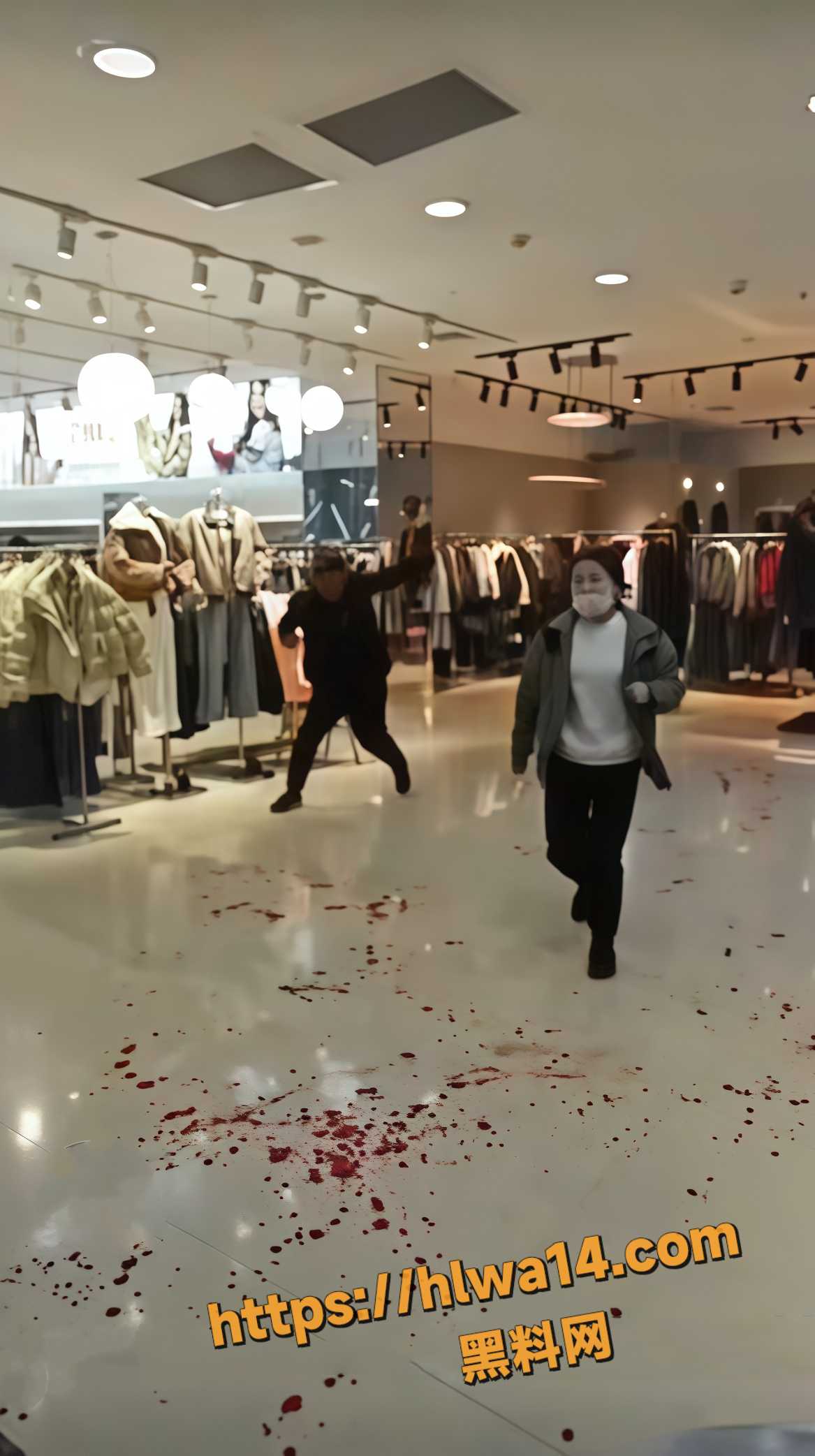 河南许昌胖东来时代广场 发生持刀伤人事件 现场血迹斑斑一片混乱 偷拍视频流出