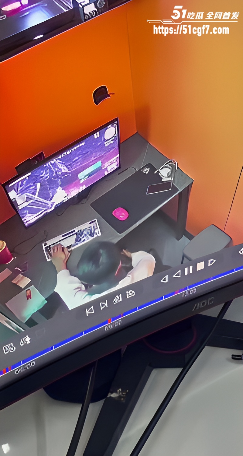 网吧包间上演猎奇一幕 5