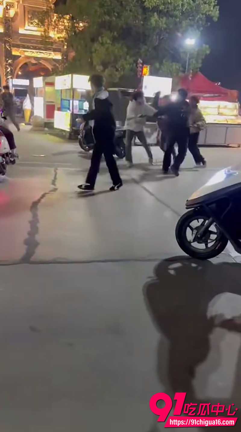 精神小伙打架 2