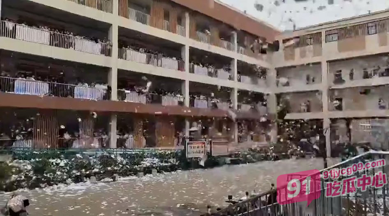 河南汝州中学上千学生撕书抗议 学生高喊口号“我们要回家” 配图5
