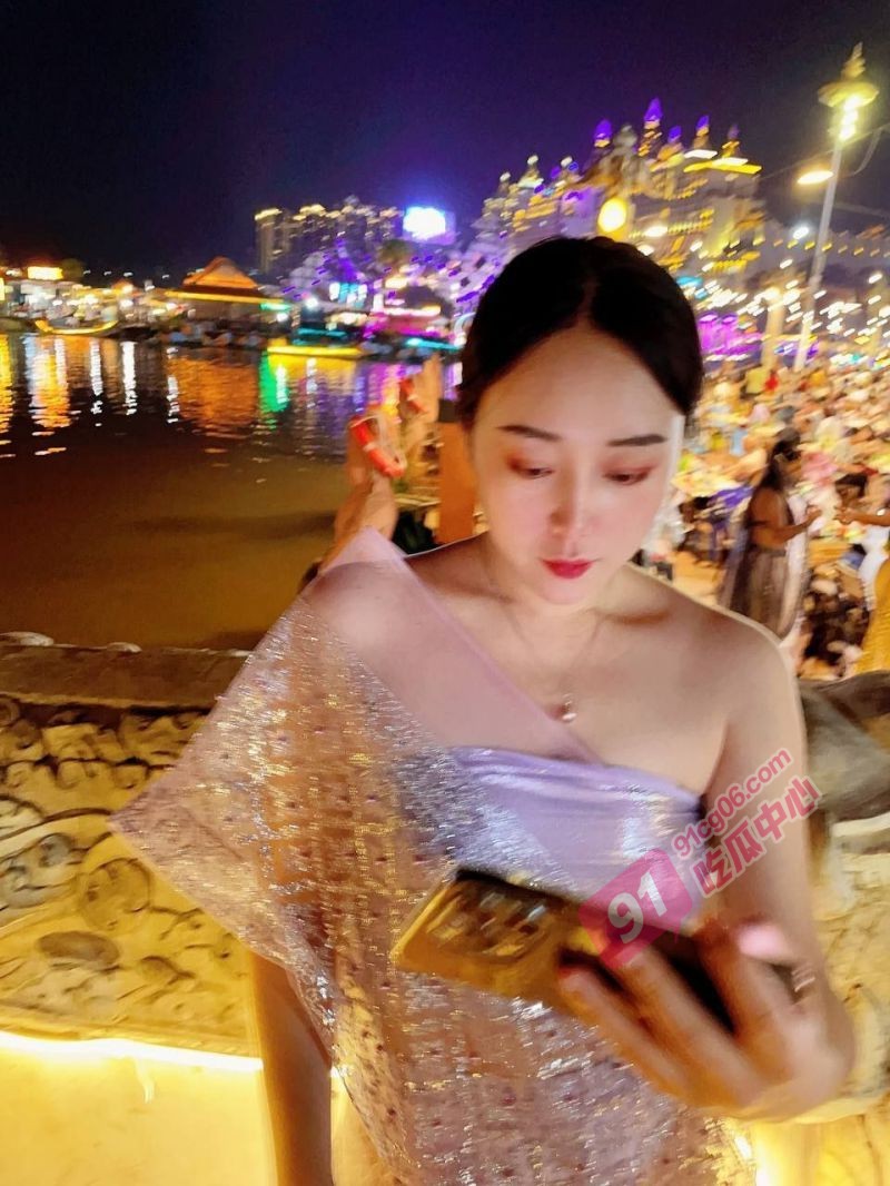 内蒙空姐惨遭领导下药迷晕 酒瓶抽插骚穴 酒水灌肛门！
