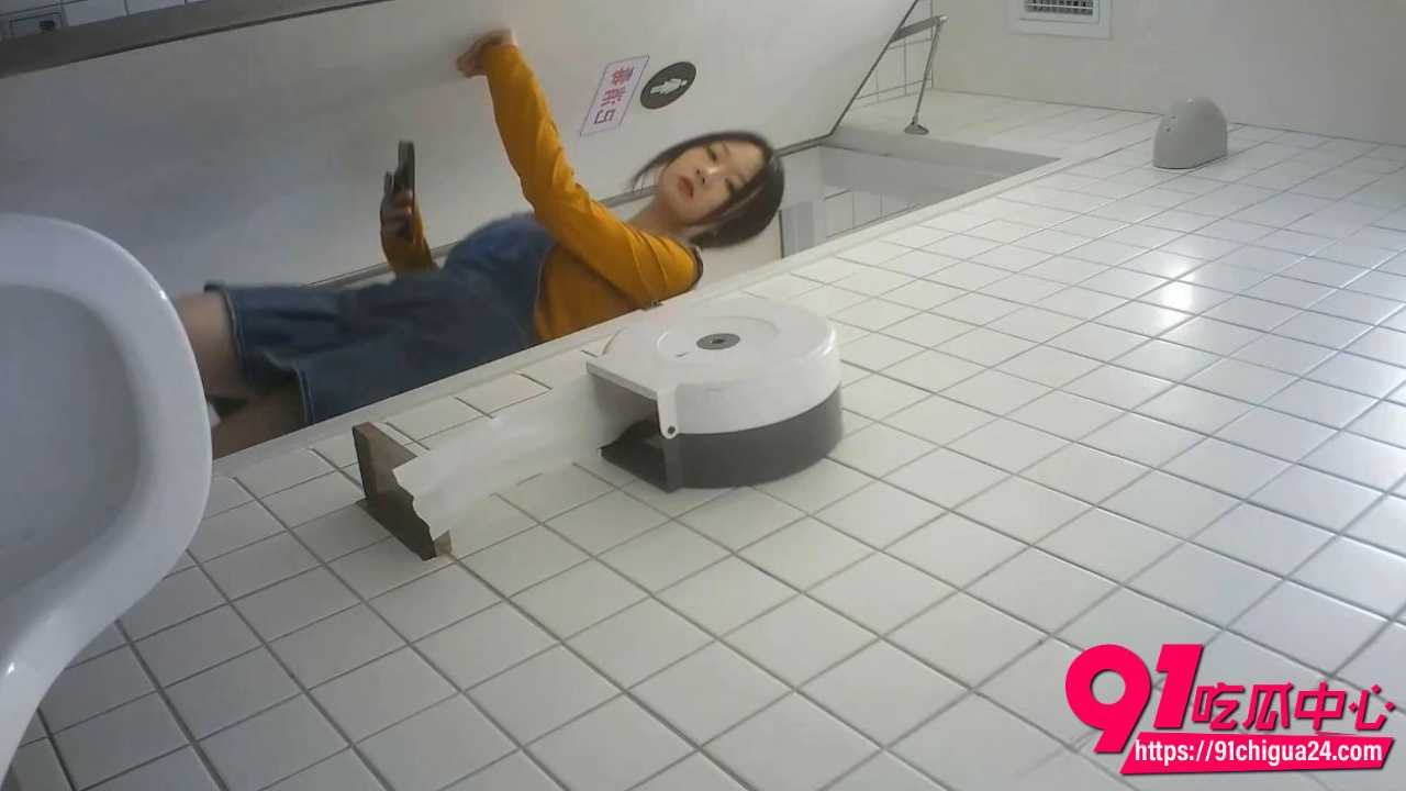 偷拍三位极品少妇厕所蹲坑放尿7