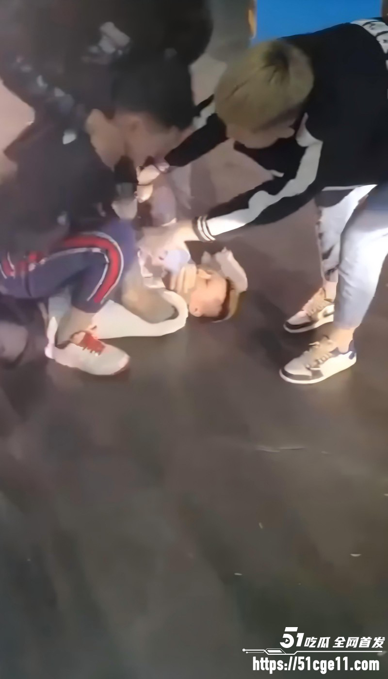 精神小伙地下车库挑衅被暴揍05 精神小伙地下车库挑衅被暴揍05