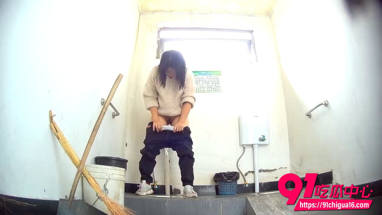 旅游区开放式女厕偷拍神作 游客和附近村民蹲坑鲍鱼全露香艳到爆！