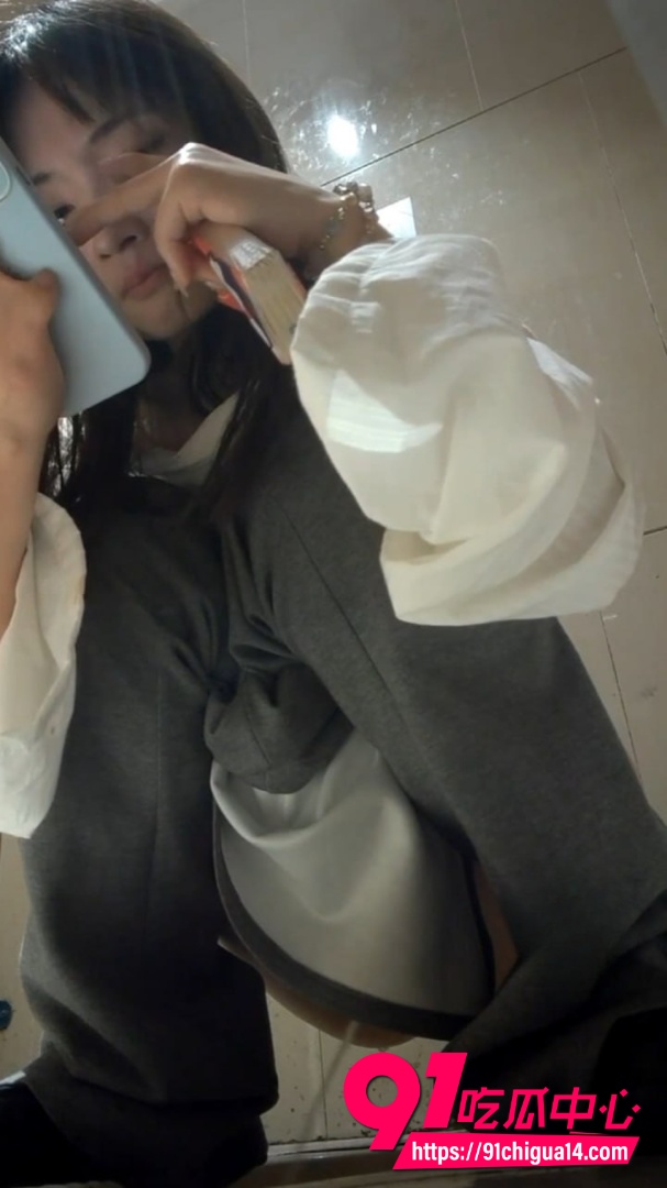 极品小姐姐厕所偷拍 高清拍摄逼脸同框 水声哗哗粉嫩私处特写!