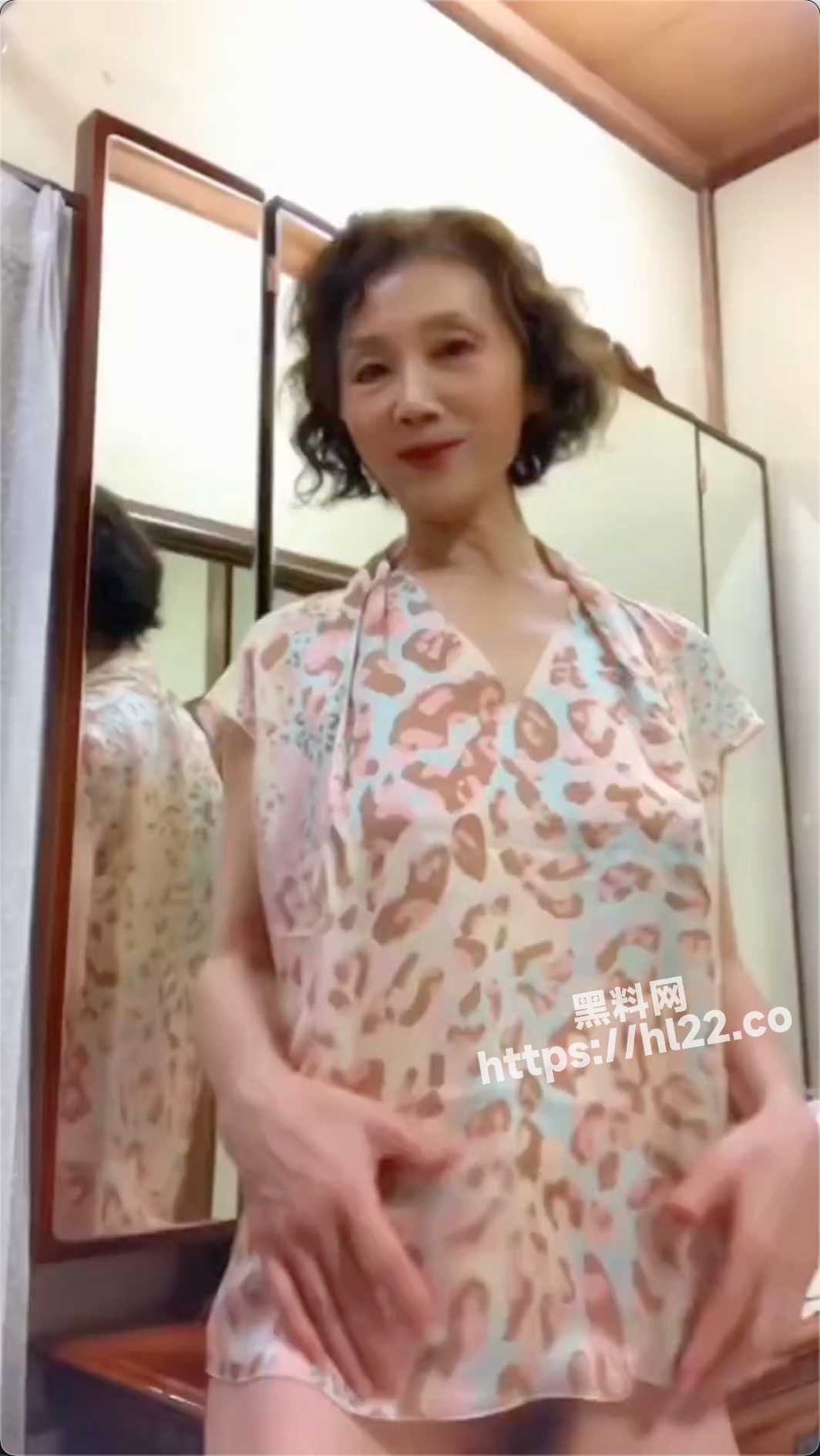 老奶奶对着手机摄像头尽情展示着自己傲人的身材!这么大年纪了身材也没有走形 连奶子都没下垂!