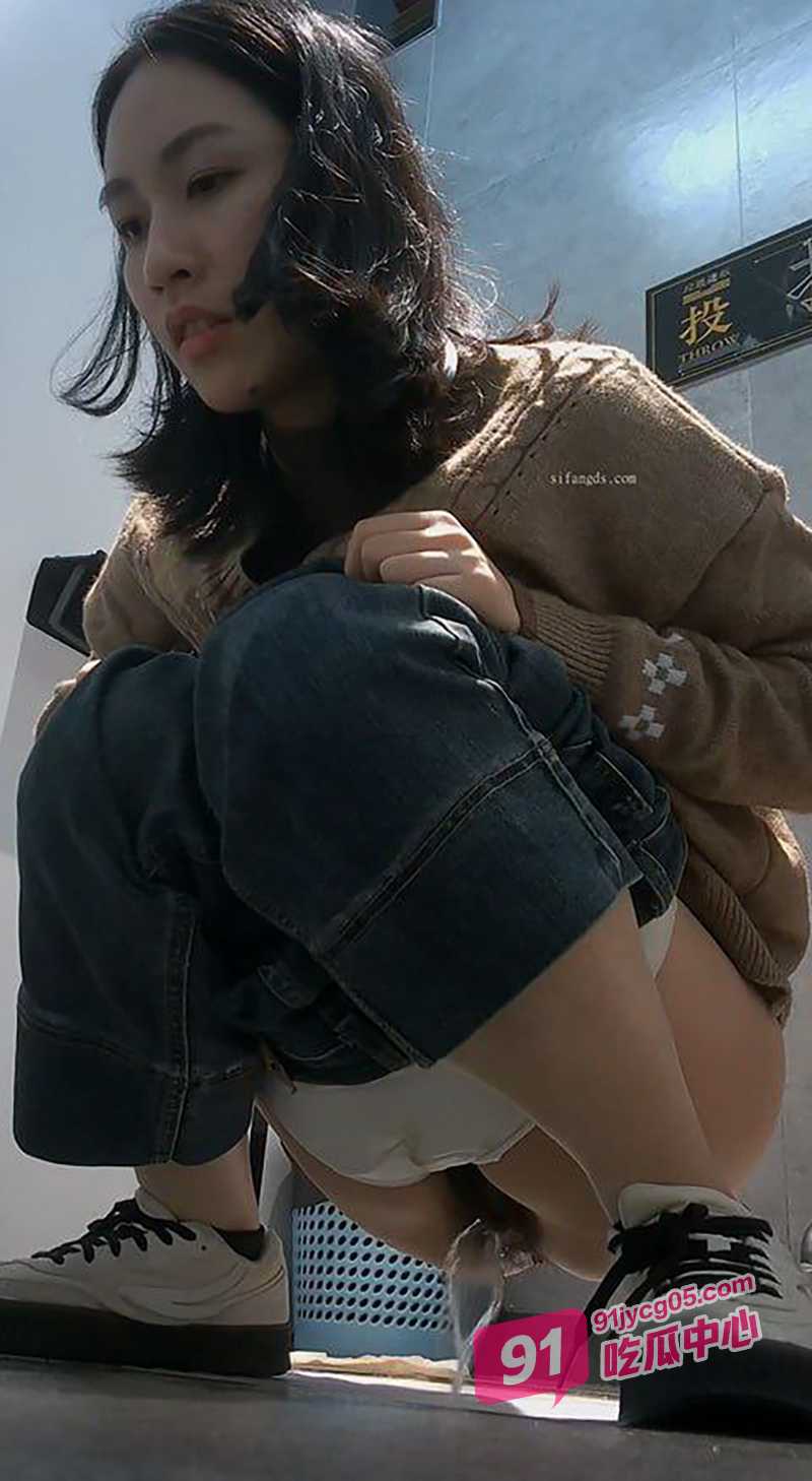 女厕全景偷拍～美少妇尿尿镜头怼脸特写 肥鲍一览无余诱惑感爆棚！