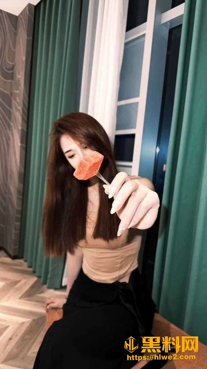 海角原创 娇妻的调教日记 骚母狗刚进去叫着疼 进去之后爽的嗷嗷叫 都市丽人淫乱佳作！