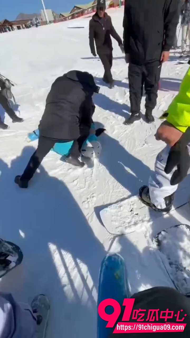 河北云居滑雪场男子当众掏屌蹭女教练5