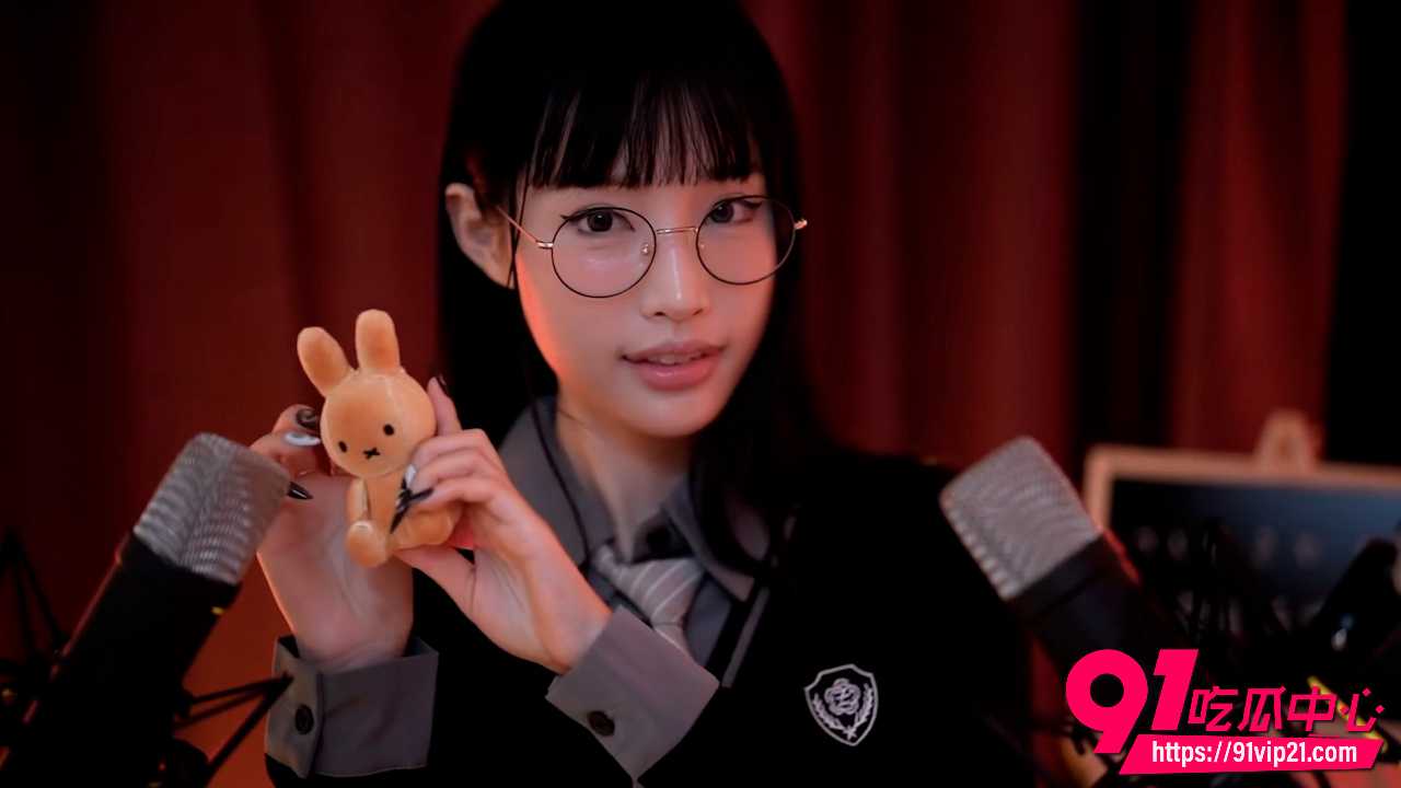 ASMR博主Crystal 9