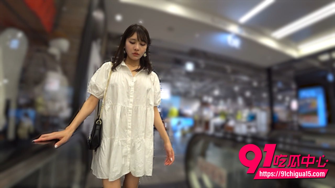 巨乳美女户外露出视频1 巨乳美女户外露出视频1