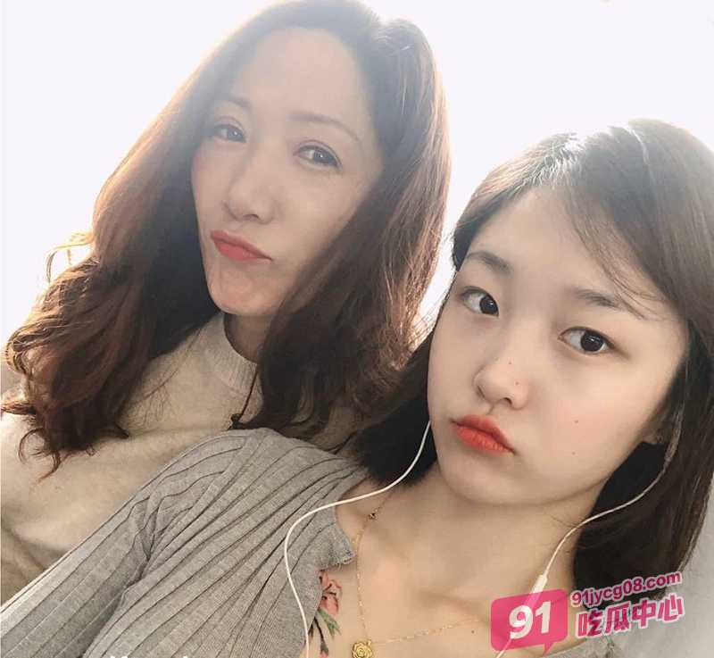 山东青岛精神小妹张筱婷 主动掰穴迎接主人 纹身实锤！ 配图3
