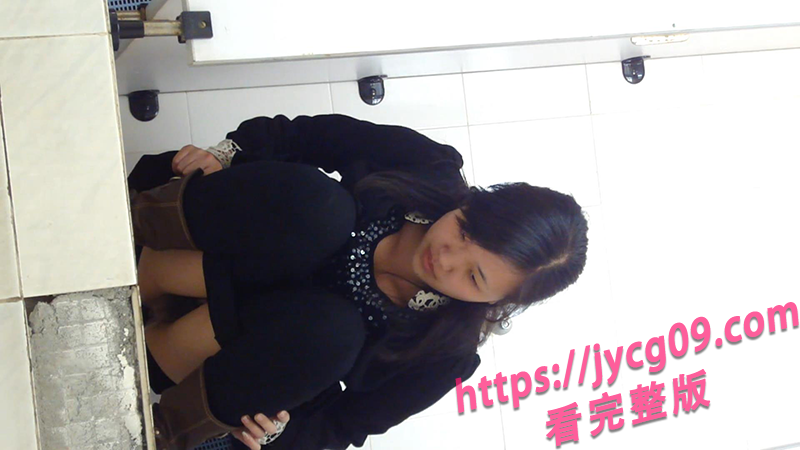商场厕所高清偷拍！直面镜头还毫无察觉~ 配图2