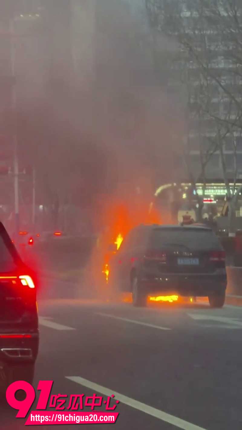济南历下区经十路汽车突然着火7