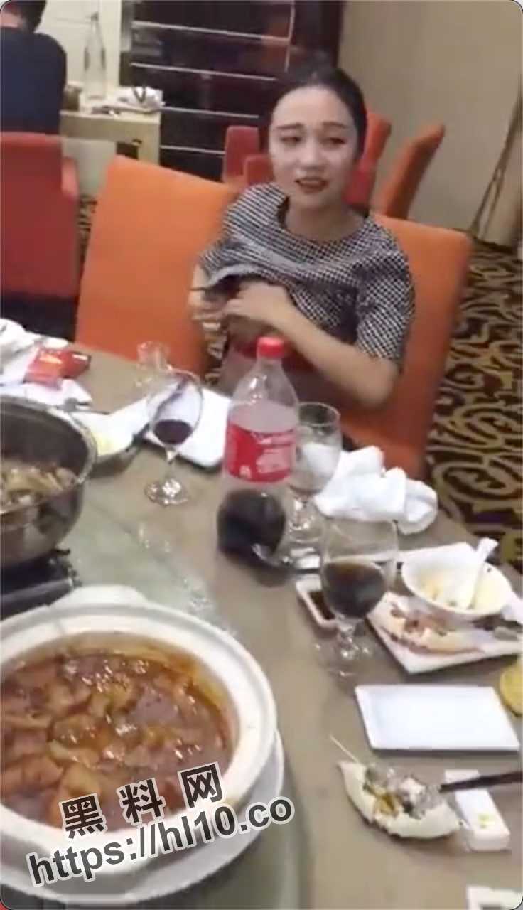 饭馆餐桌上的淫乱行为大赏！各种扒妹子的奶罩喝奶抓奶吃奶子！