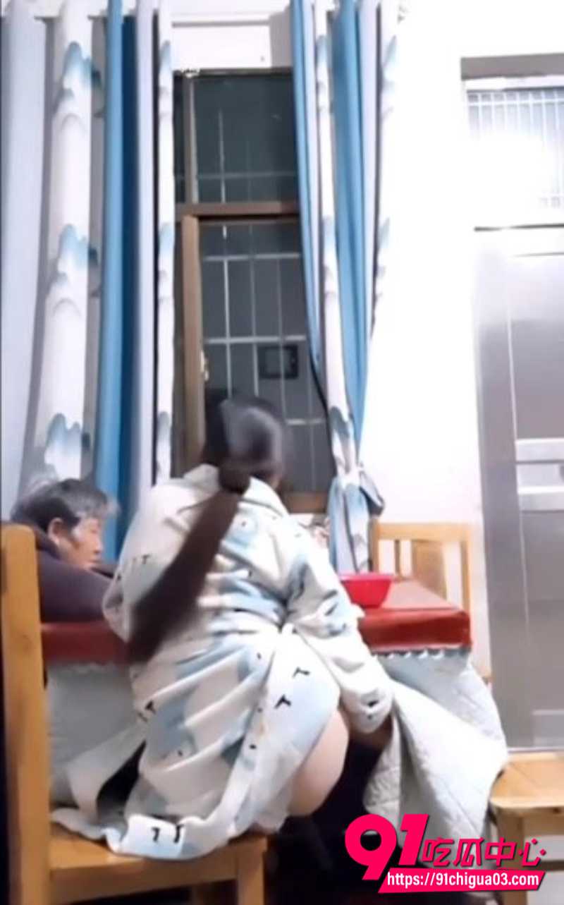 妹子偷摸在奶奶面前自慰8