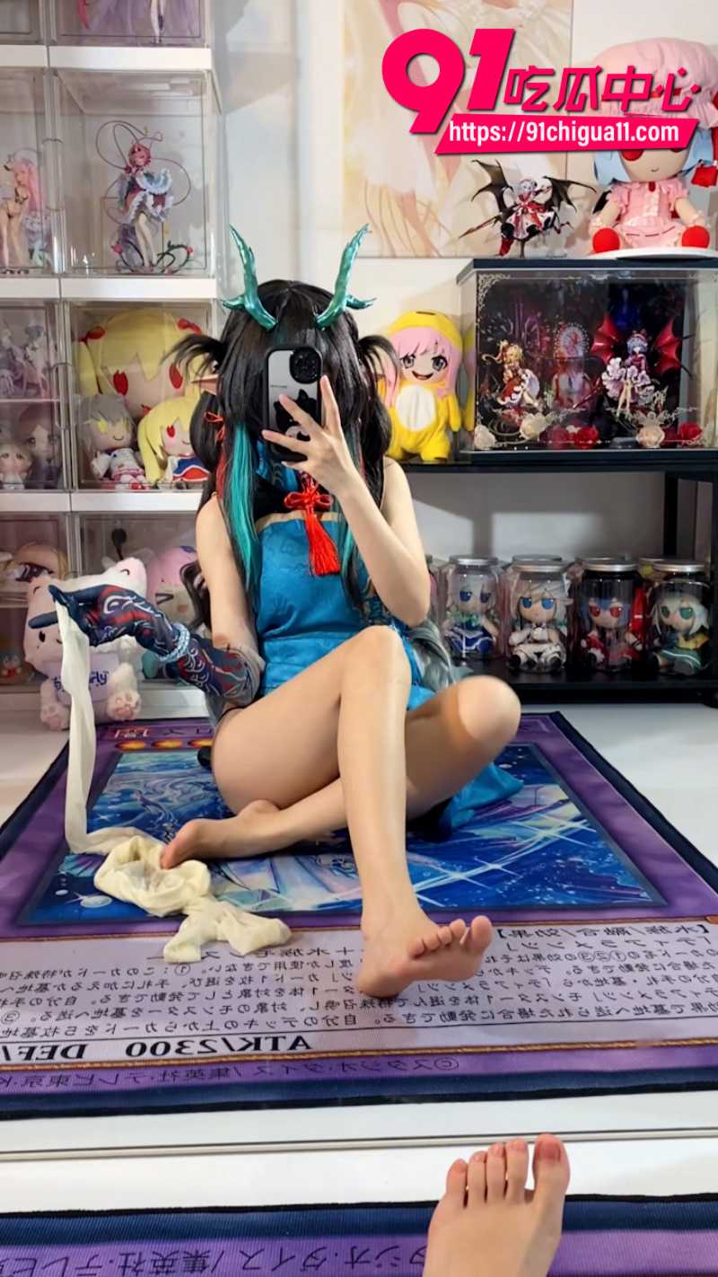 白栎shirly身穿明日方舟COS服对镜自拍足交榨精福利8