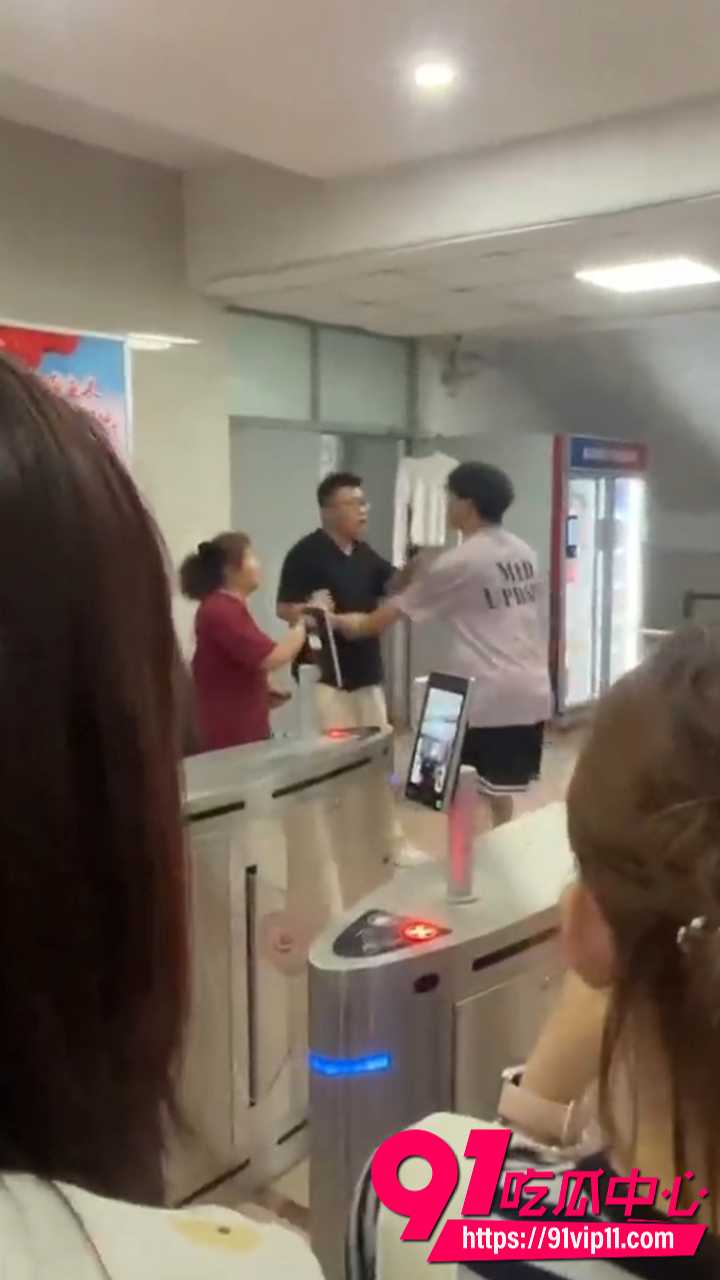 女生脚踏两只船聊骚被男友发现3