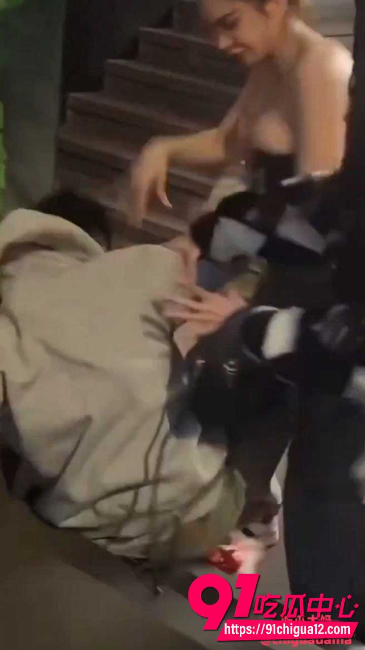 街头激战大胸妹被男子抓奶龙爪手直接放倒8 街头激战大胸妹被男子抓奶龙爪手直接放倒8
