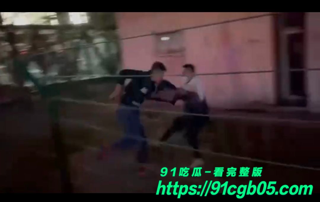 精神小伙半夜相约刀战 打的真猛啊2 精神小伙半夜相约刀战 打的真猛啊2