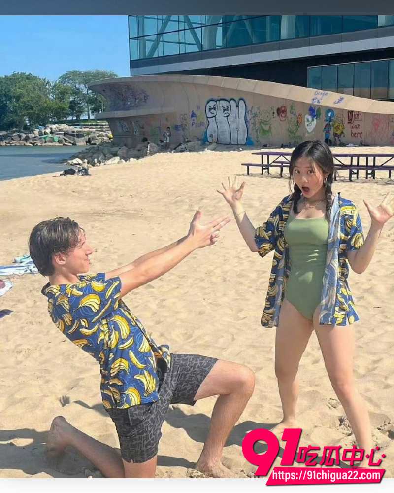 黄多多海边比基尼照 11