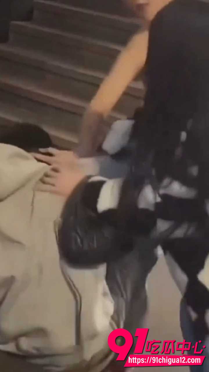 街头激战大胸妹被男子抓奶龙爪手直接放倒9 街头激战大胸妹被男子抓奶龙爪手直接放倒9