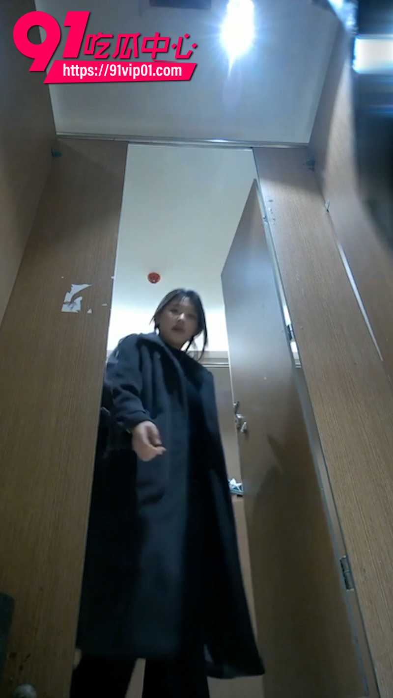 厕拍大神潜入商城女厕安装摄像头极限偷拍美女尿尿3