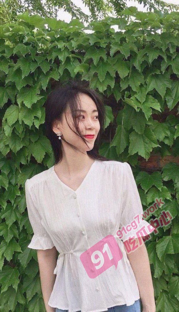 富二代的变态玩法 用毛笔来回粉刷女大学生的逼 靡靡之音回响不断 金瓶梅都没有这么刺激！