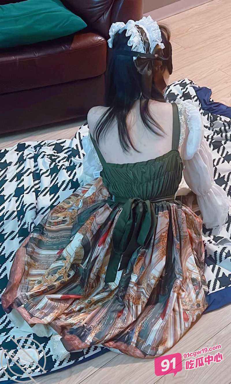 海角兄妹乱伦 洛丽塔的诱惑 性感美腿配白色丝袜 得此妹哥何求啊！ 配图2