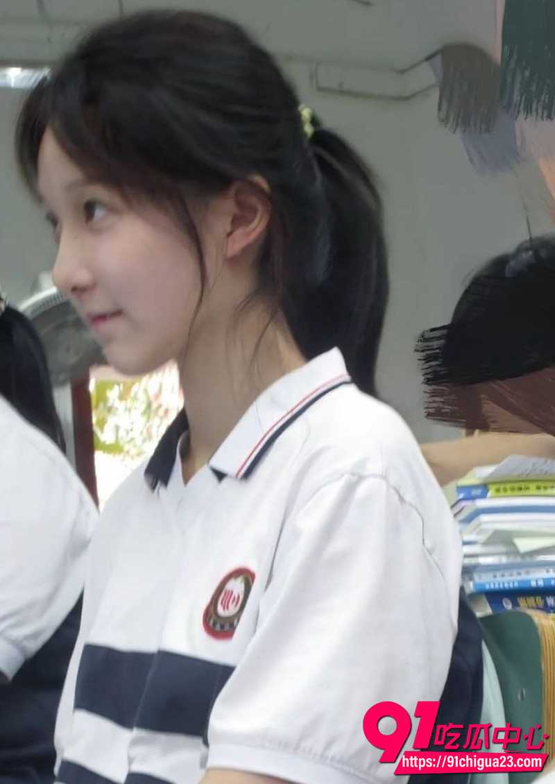 广东顺德容山学妹梁欣莹泄密 4