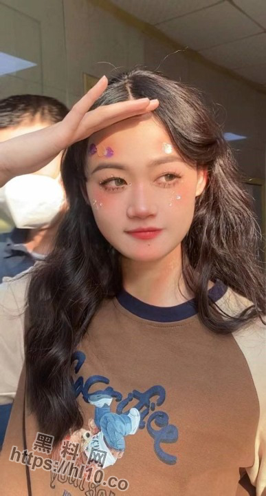 武汉中南民族大学学生妹“吕依静”主打免费伴游！约炮主打包吃包住就能给操！