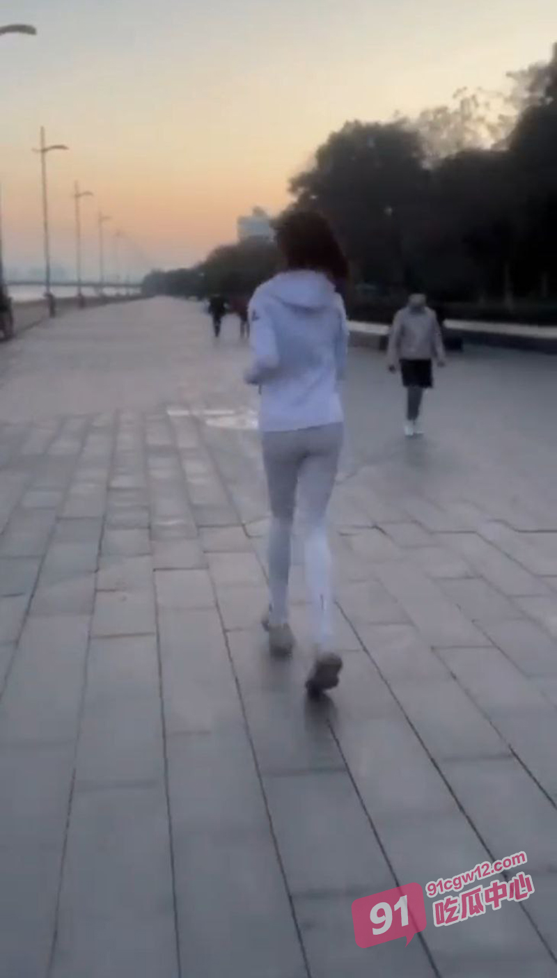 浙江母狗周畅婷 早晨试用新买的跳蛋 围着环城湖跑步 湖边身体痉挛颤抖极度诱惑！ 配图3