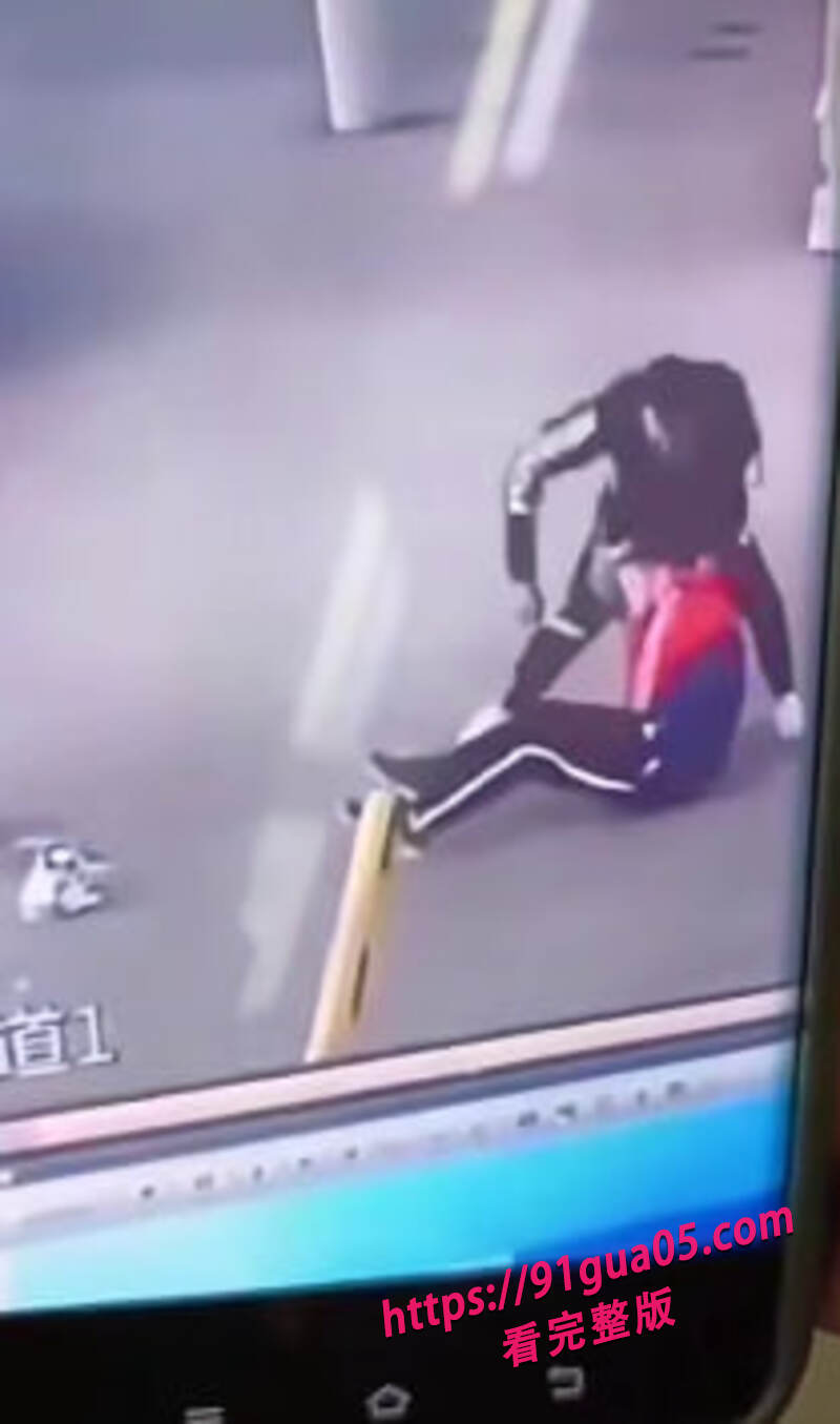 河北邯郸小孩跳楼05