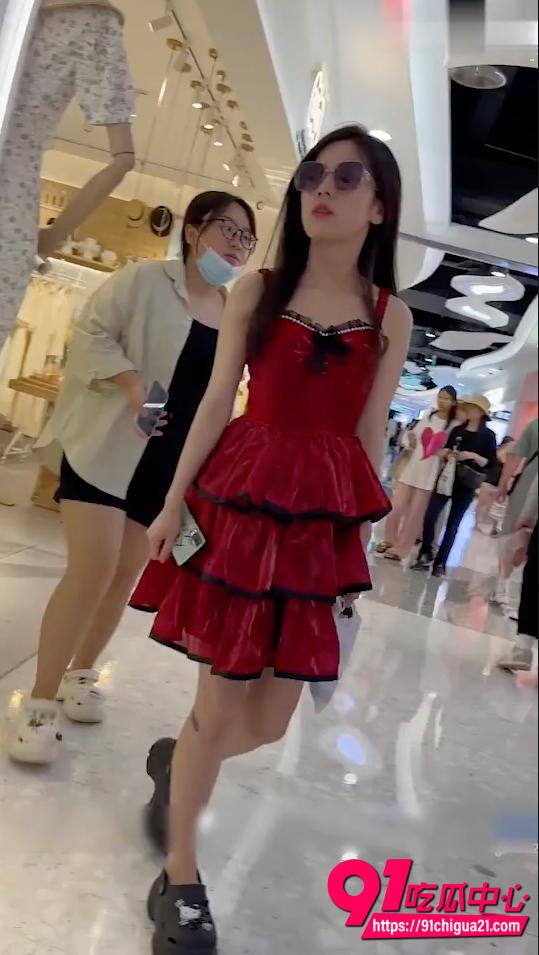 大神深圳万达抄底美女裙底视频 红色短裙美女真空无内逛街被大神跟踪拍摄裙底风光