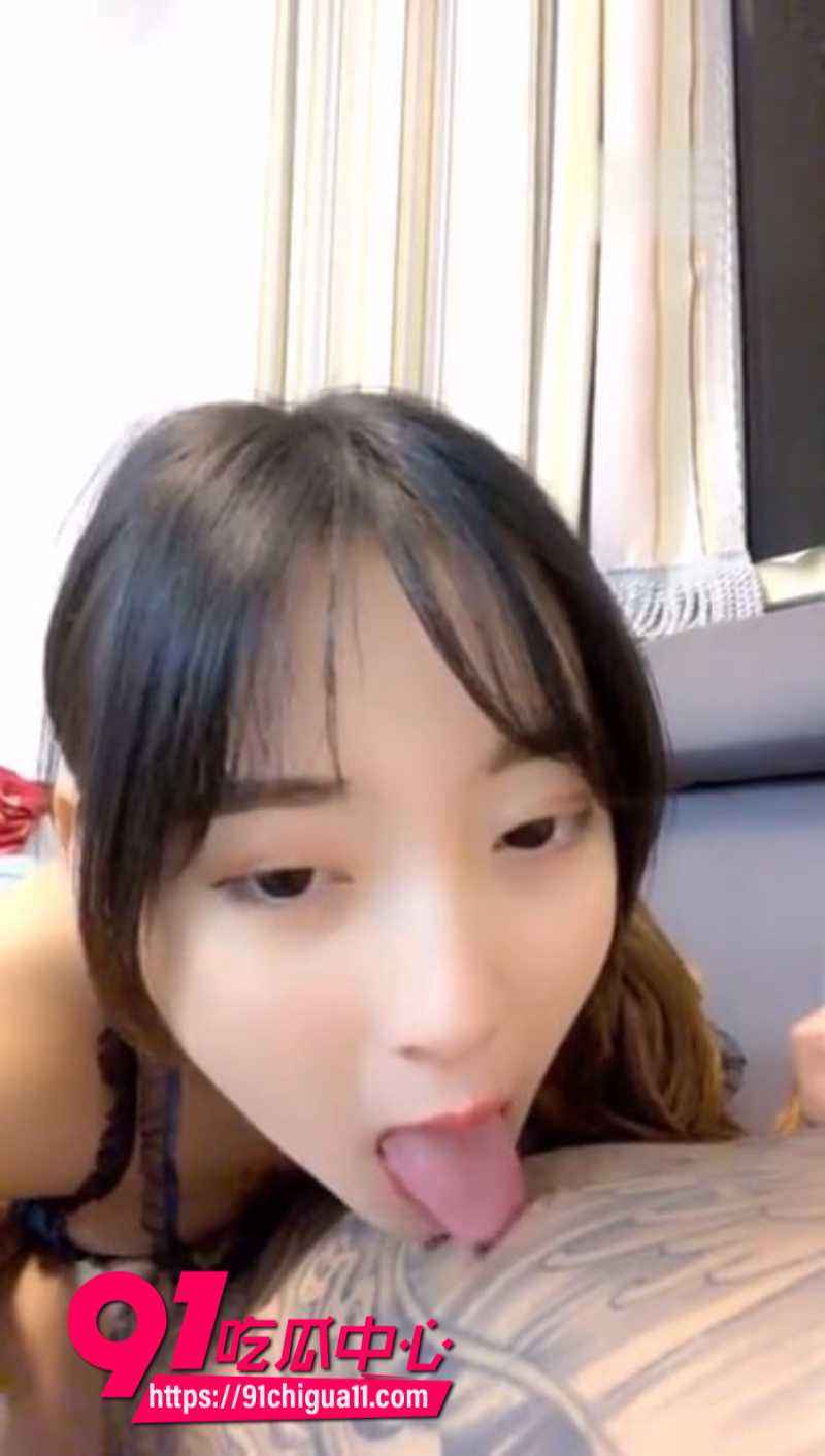 精神小妹被纹身社会大哥带到酒店开黄播2 精神小妹被纹身社会大哥带到酒店开黄播2