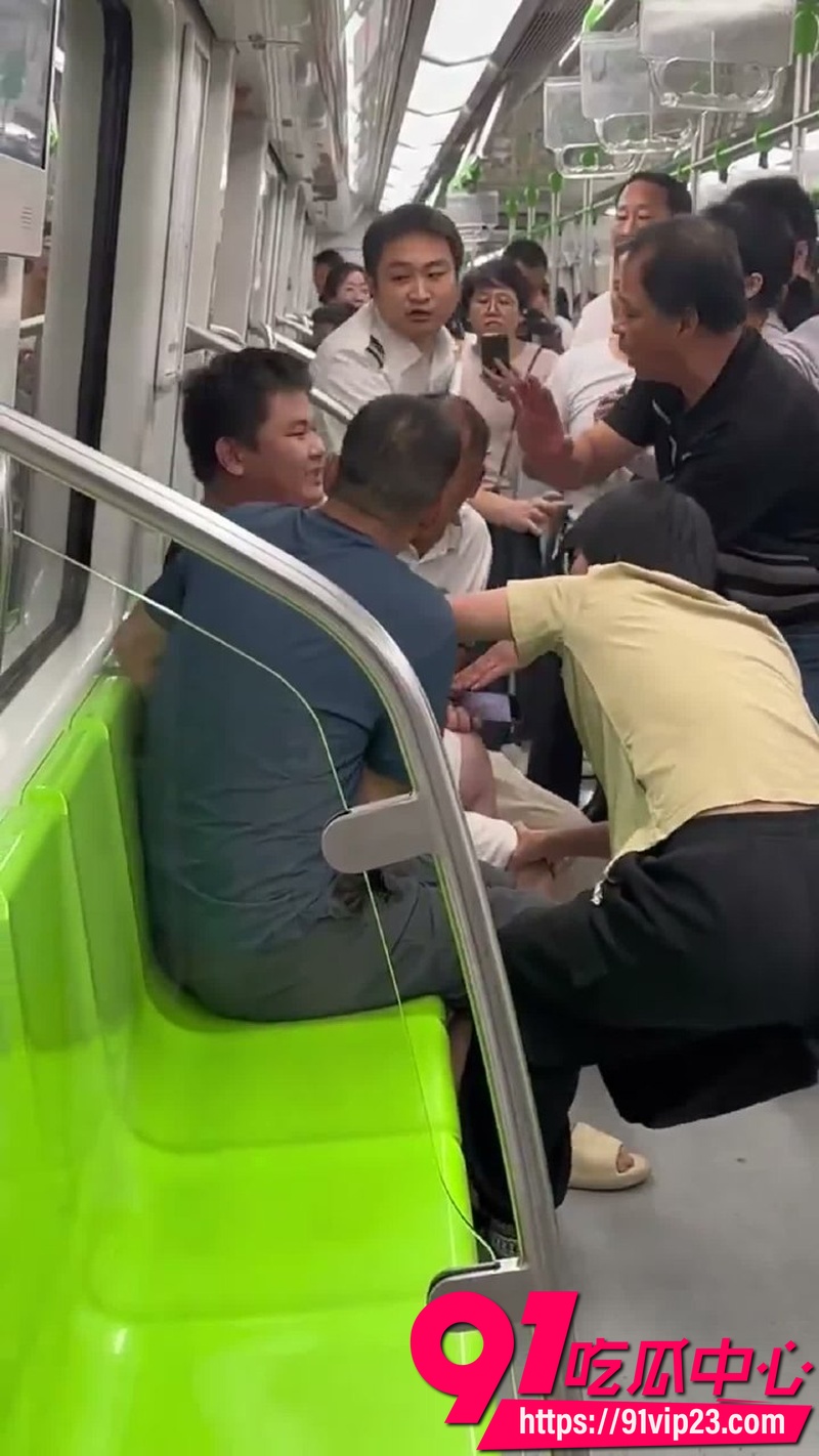 江苏南京地铁3号线少年情绪失控 拉紧急制动扬言报复社会被乘客合力控制7 江苏南京地铁3号线少年情绪失控 拉紧急制动扬言报复社会被乘客合力控制7