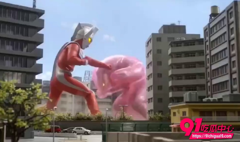猎奇AI魔改奥特曼 乳爆肥臀女版奥特曼玉怪兽暧昧不清 真实辣眼睛！