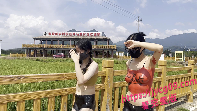 Cikai Moon姐妹花乡间全裸彩绘出行 引发路人频频偷瞄！ 配图2