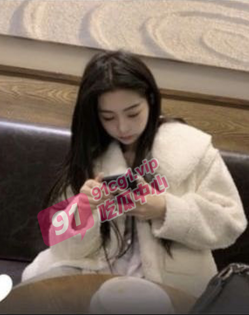 偷情JK装女学生 没想到她男朋友居然不介意?