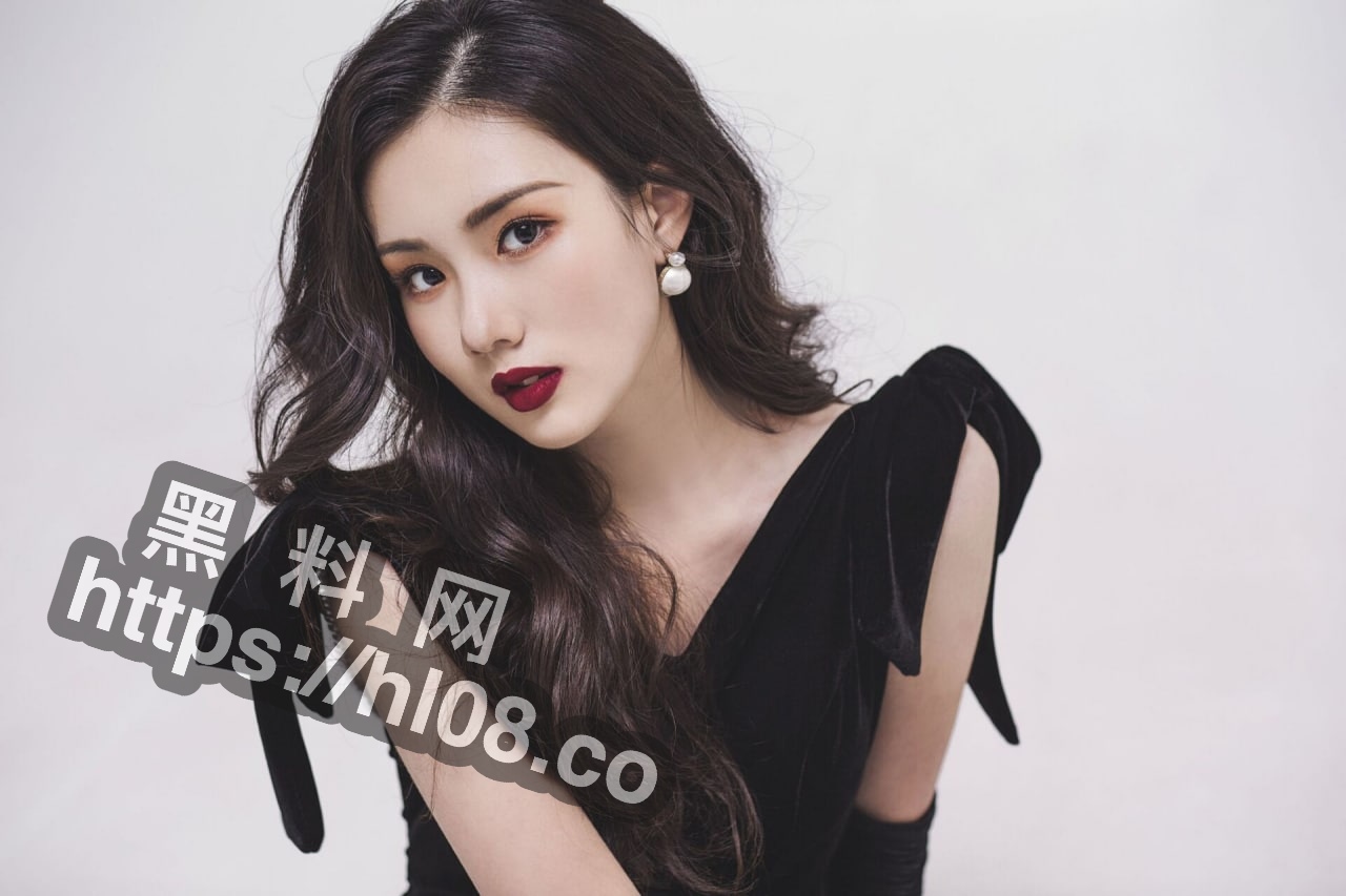 颜值堪比一线明星女神级女友与男友分手后，渣男将其裸照，吃鸡，性爱视频一一曝光
