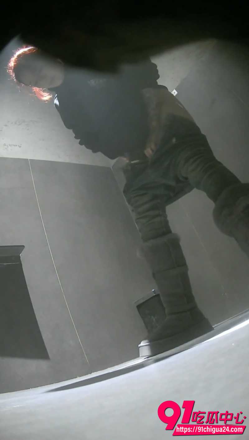酒吧女厕前景偷拍  5