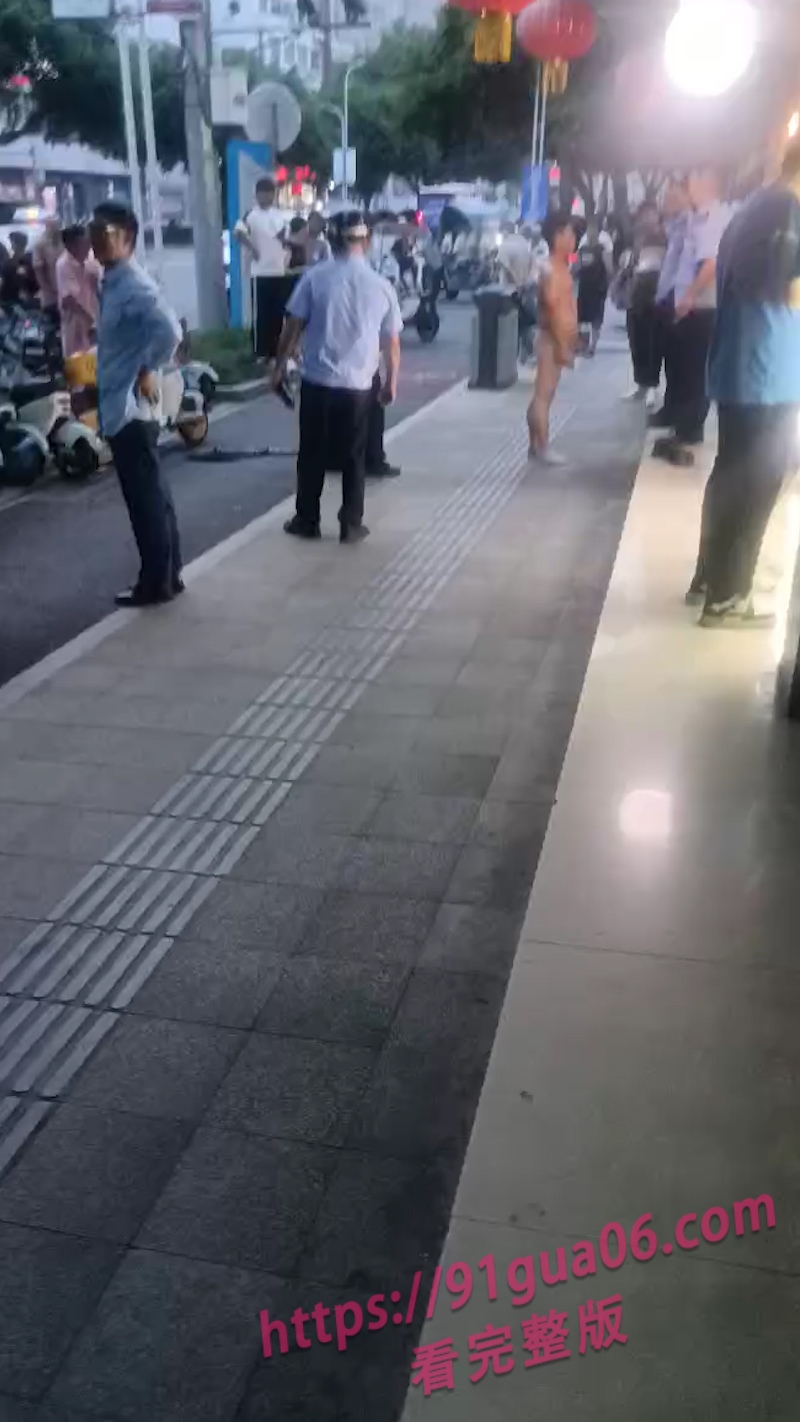 浙江瑞安男子裸爬视频曝光 疑似嫖娼被抓发疯装精神病人 配图
