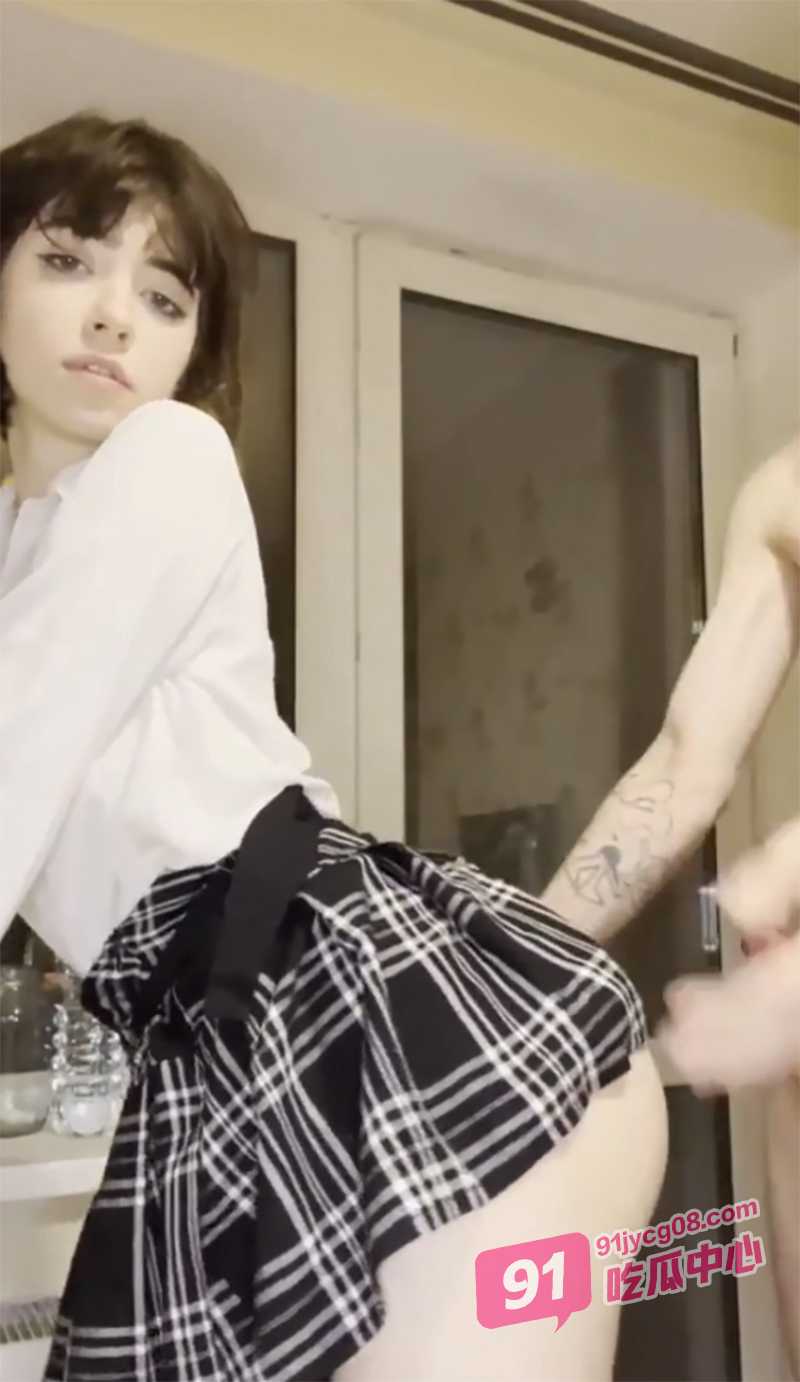 onlyfans美女博主 yoursmalldoll 付费福利精选合集 完美身材简直就是撸管好片 配图5