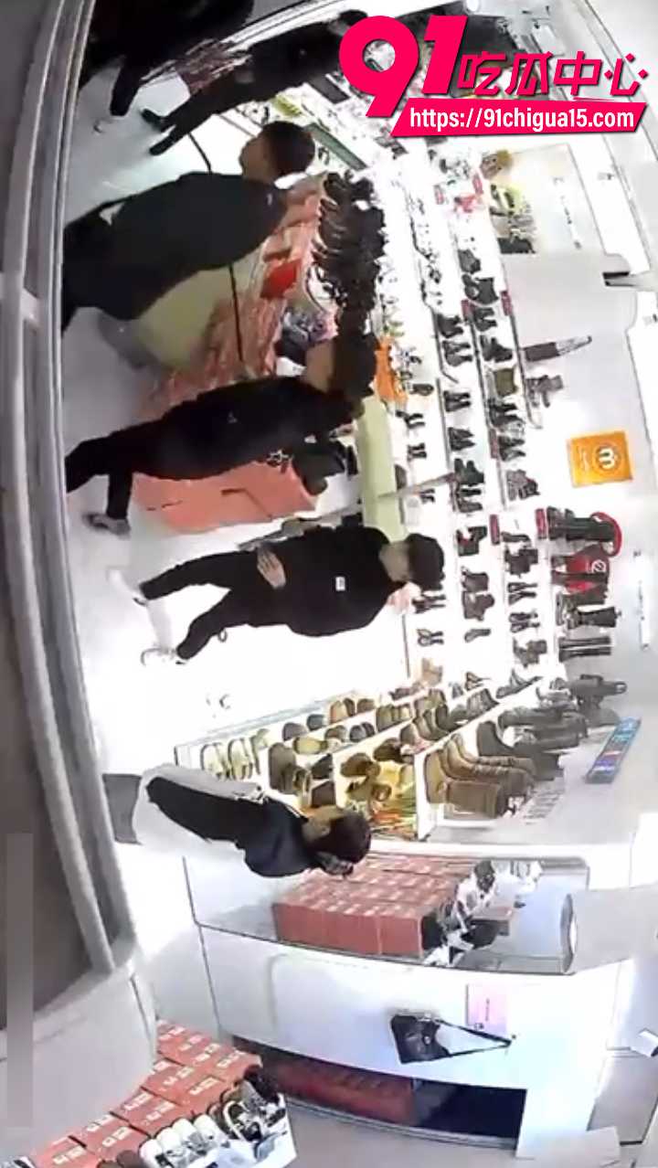 山东菏泽曹县精神小伙群殴白衣男7