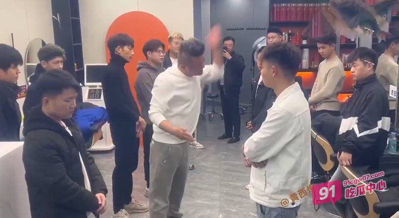 理发店传销式培训 月薪几千块自我羞辱引热议 店长员工集体狂扇自己巴掌 配图2