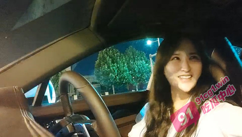 租豪车钓拜金女 约良家少妇 吃完饭驾车回酒店啪啪啪 抠逼调情抬起双腿抽插 没搞几下就射了