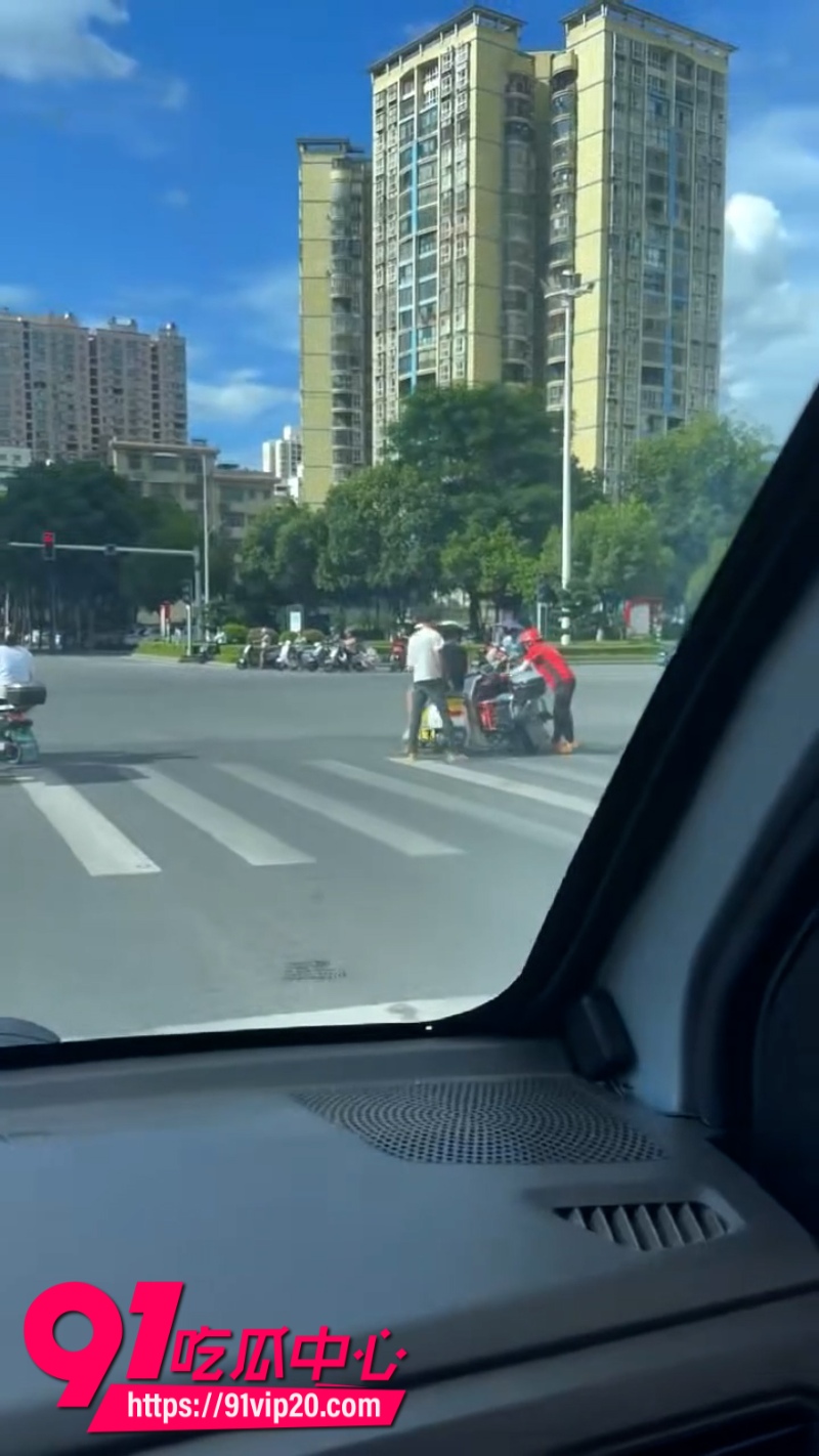 精神小伙等红绿灯大战外卖小哥6 精神小伙等红绿灯大战外卖小哥6